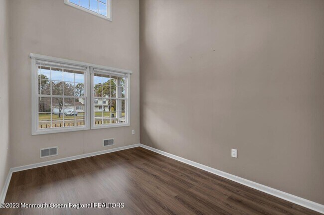 Building Photo - 9 Dolphin Ct