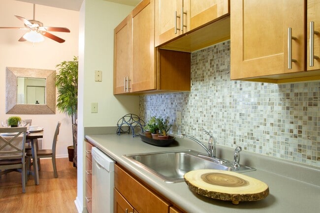 Building Photo - Two Bedroom Contemporary Style Apartment on the Third floor