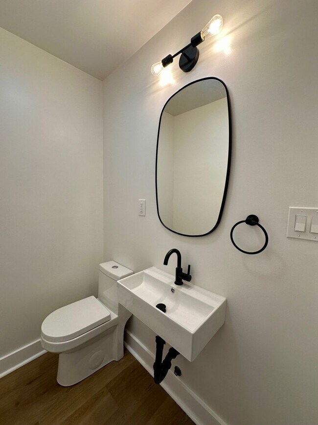 Building Photo - Nestled in the vibrant heart of Los Angeles, CA. This 2 Bedroom 2 Bath Won't Last Long!