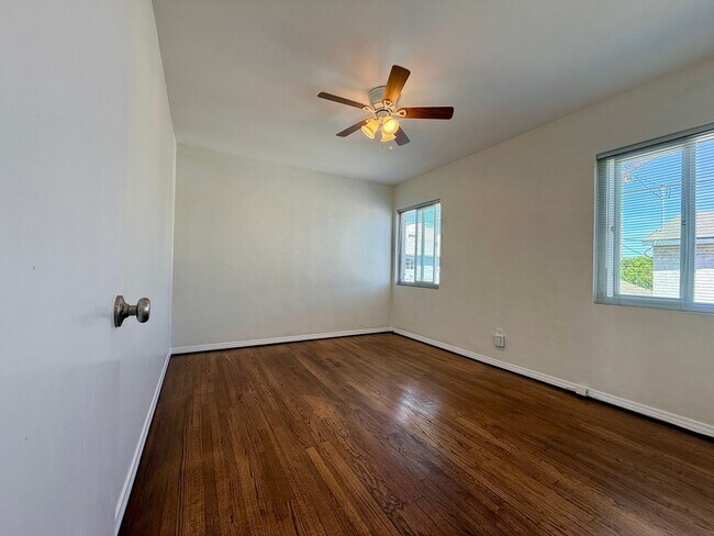Building Photo - CORNER Upstairs Unit Within Small Gated Community! COMPLIMENTARY Shared Laundry! Spacious Floorplan!