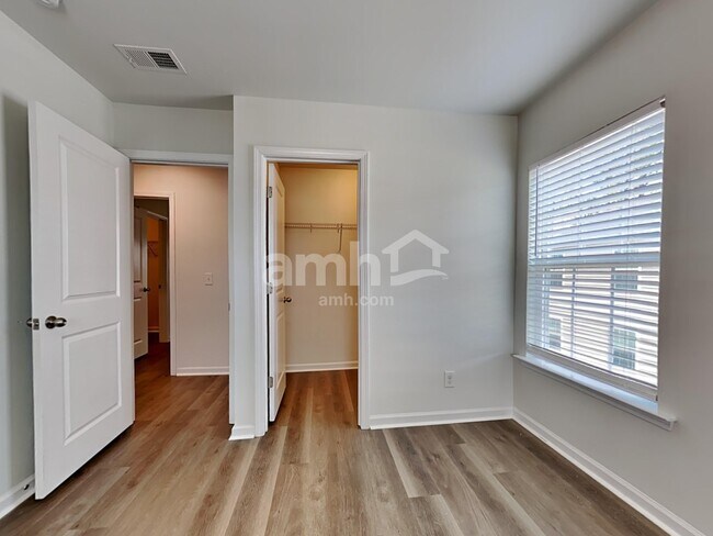 Building Photo - 517 Bush Dr