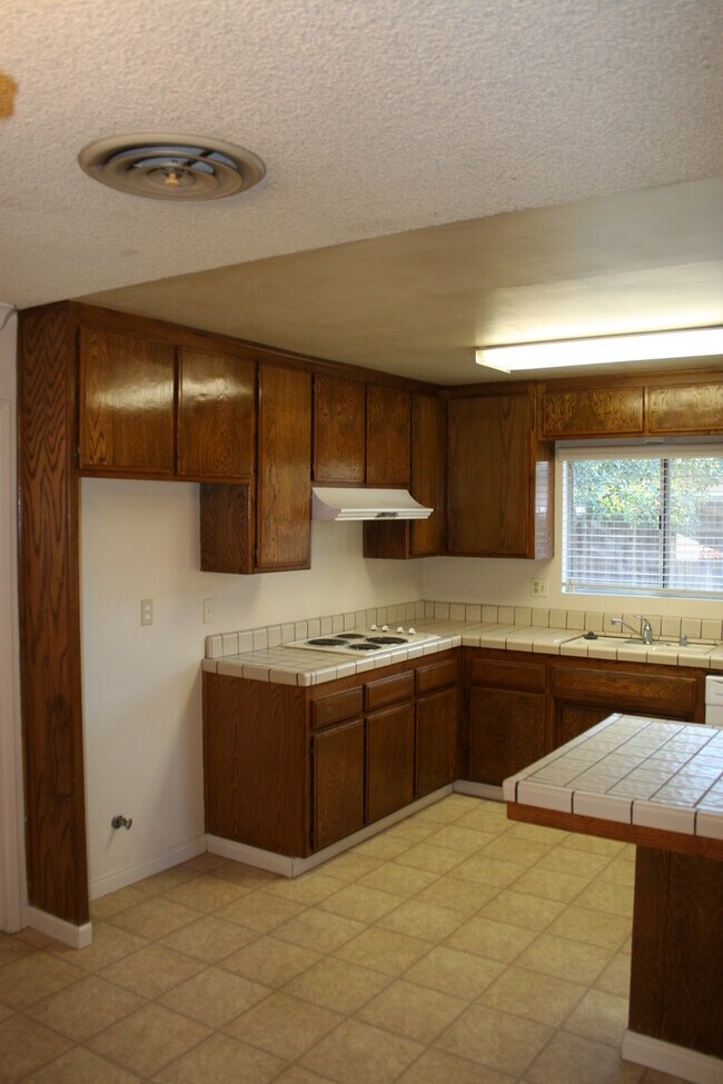Building Photo - Cute 3 Bed + 2 Bath Home For Rent in Laurelglen Area