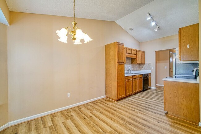 Building Photo - Spacious 4 BR, 2 BA Home On Quiet Cul de Sac, Private Fenced Backyard, Community Pool