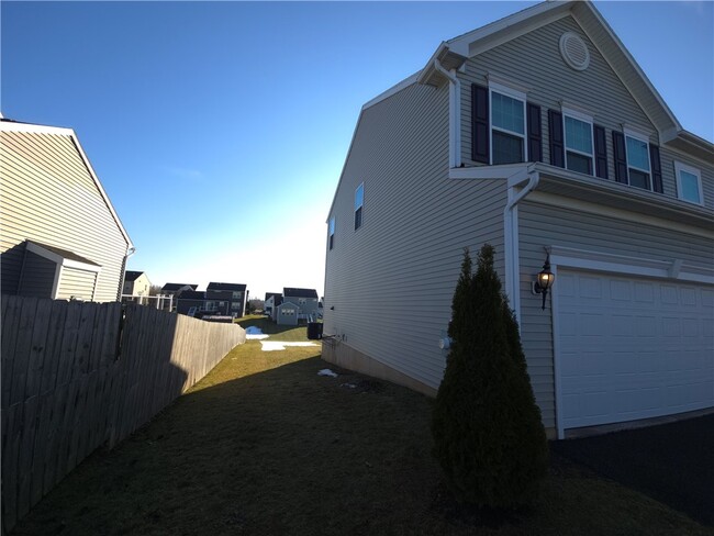 Building Photo - 251 Elmcrest Rise