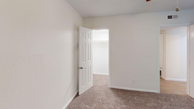 Building Photo - RARE & Beautiful 3 Bed 2 Bath with Tons of...