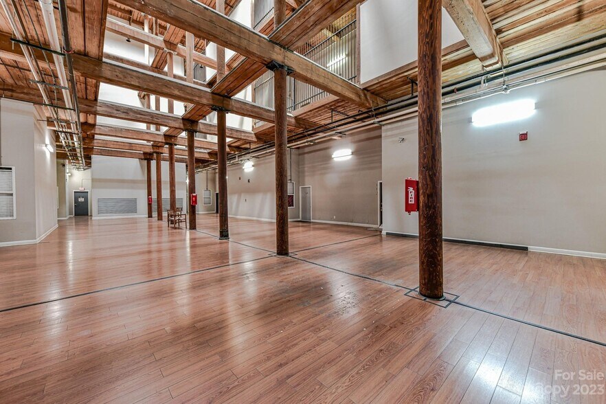 common area - 201 S Hoskins Rd