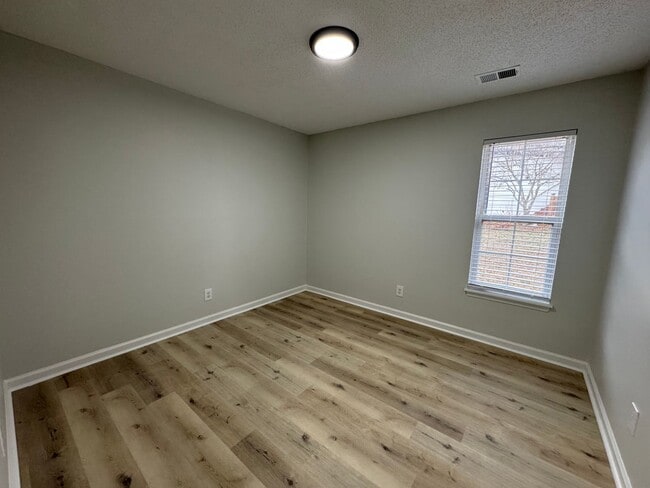 Building Photo - 3bed/2bath+Garage GSO!!