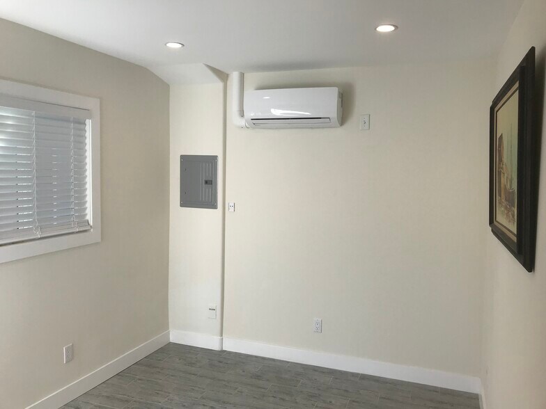 Building Photo - 2544 S Bentley Ave
