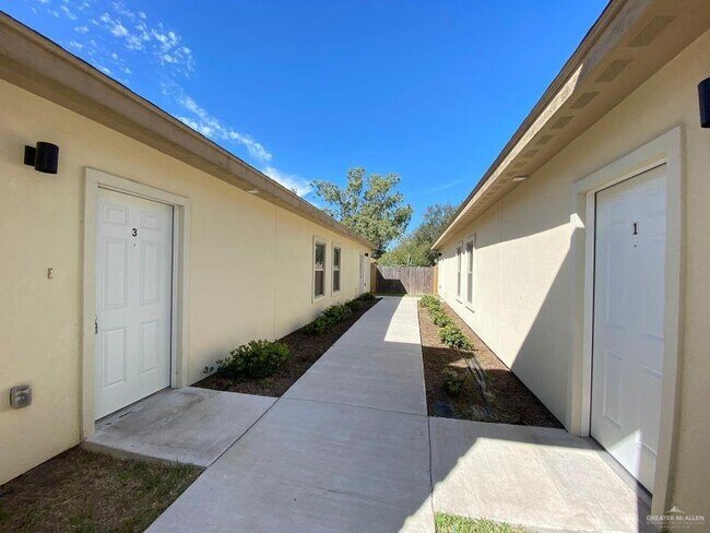 Building Photo - 2111 Garden Ridge Dr