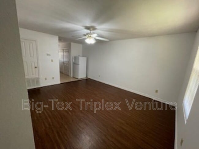 Building Photo - 283 N Pecan St