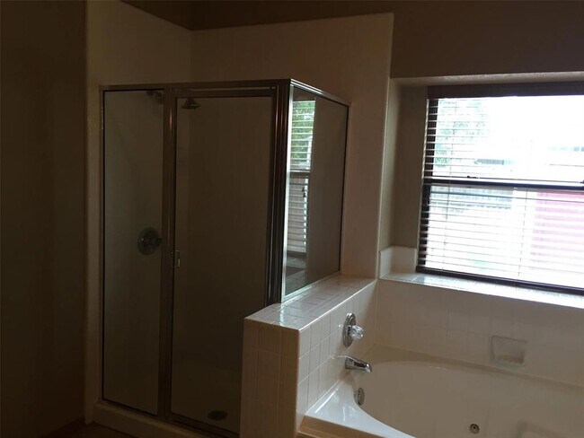 Building Photo - 4101 Drawbridge Ln