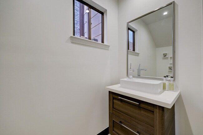 Building Photo - 2117 1/2 Hazard St