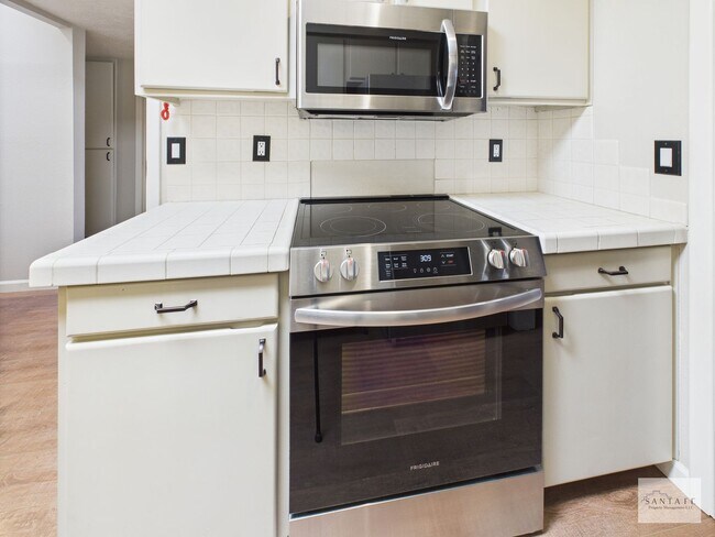 Building Photo - Two Bedroom Single Family Home Available Now!