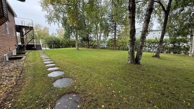 Building Photo - 3 Bed, 2.5 Bath - Beautifully Updated Down...