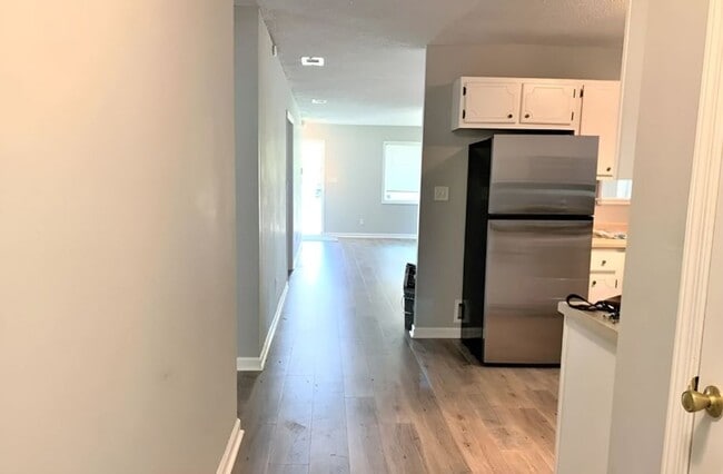 Building Photo - SCAD-Friendly 3BR Home – Walk to Bus Stop | Roommates Welcome!