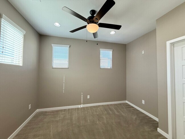 Building Photo - 2/BD 2.5/BA Luxury Gated Townhouse in Summ...