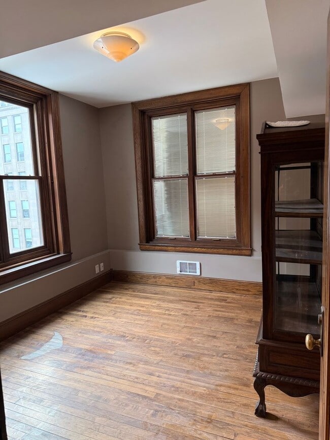 Building Photo - Beautiful and Spacious 3 BDRM 2 BATH Unit in the Heart of Public Square