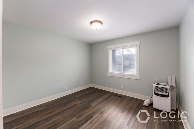 Building Photo - 240 E 400 N