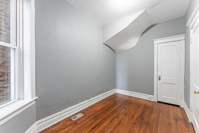 Building Photo - 1426 S Avers Ave