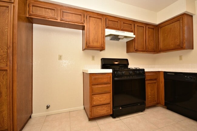 Building Photo - Make this Tanglewood Townhome your cozy home!