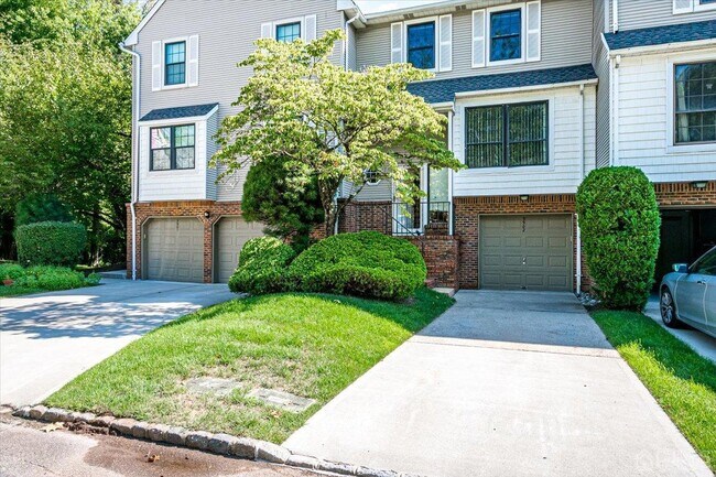 Building Photo - 3902 Springbrook Dr
