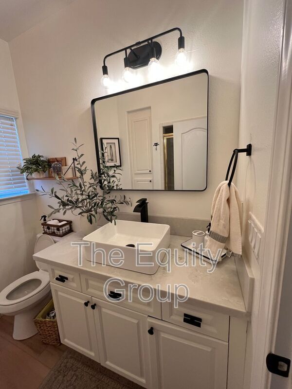 Building Photo - 5125 W Vine Ct