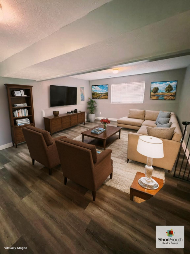 Building Photo - 3 bed 2 bath house right next to South Chr...