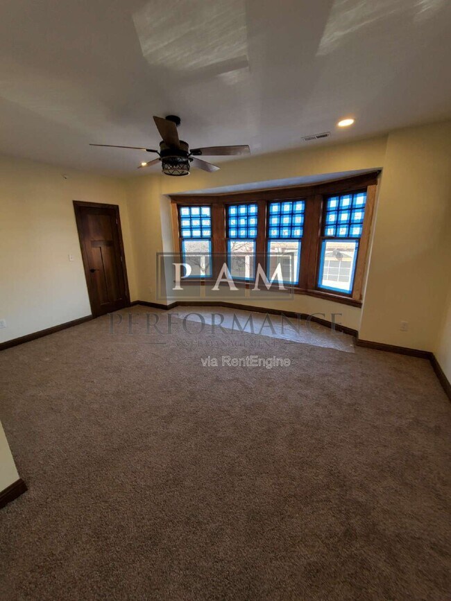 Building Photo - 5525 W North Ave