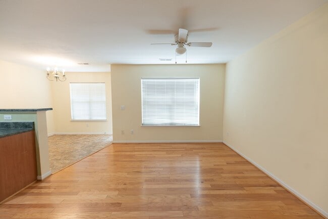 Building Photo - 117 Goldfinch Ave