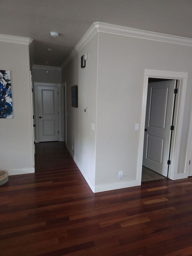 Building Photo - 3-Bedroom Home with RV Parking Near Valley River Center