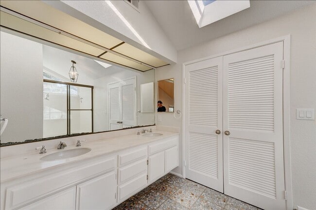 Building Photo - 407 Village Center Dr