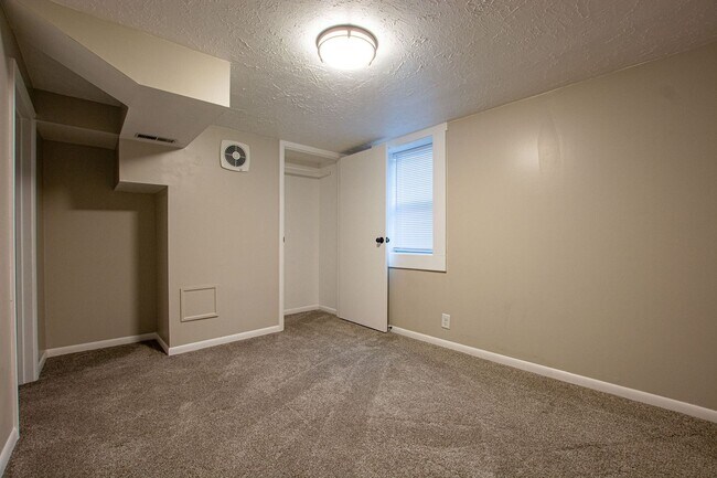 Building Photo - 3 Bedroom / 2 Bath Home with Garage off 45th and Leavenworth!