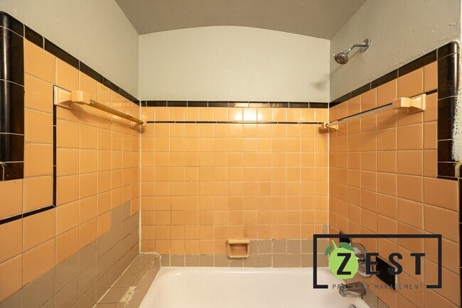 Building Photo - 2 BDRM 1 BTH