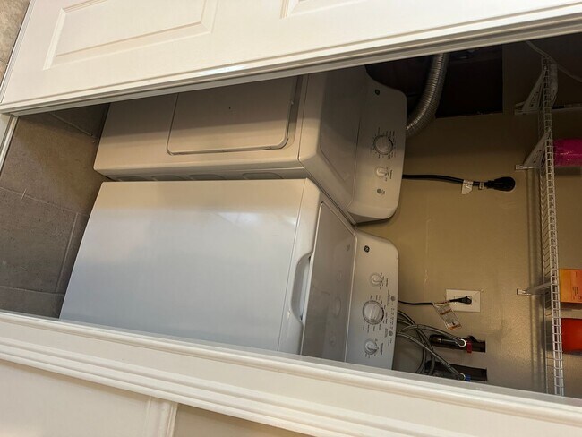 Building Photo - FT Myers Beach Amazing pool home