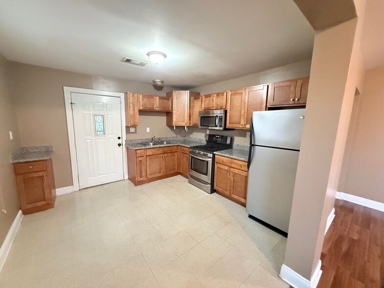 Building Photo - 2560 Madrid St