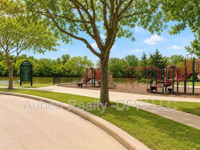Building Photo - 1426 Ravenwood Dr