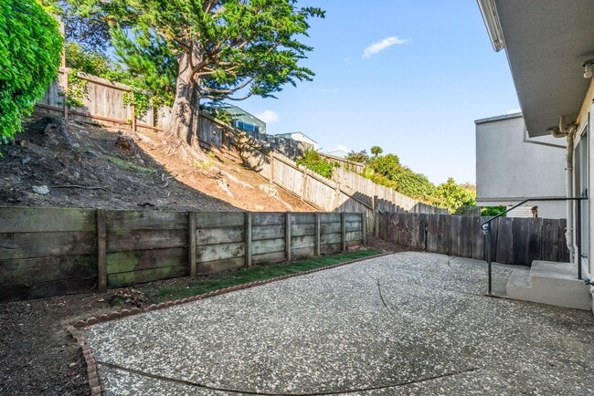 Building Photo - Spacious 3-Bedroom Daly City Home – Prime ...
