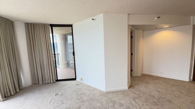 Building Photo - $2000 1BR/1BA, 1 Covered PKG, in the heart of Honolulu.