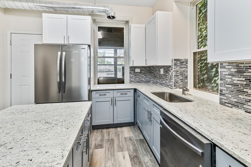 Building Photo - 1346 N Maplewood Ave