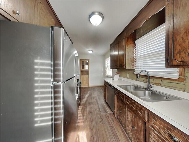 Building Photo - 5606 N Bryant Ave