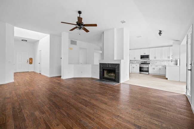 Building Photo - 6408 Back Bay Ln