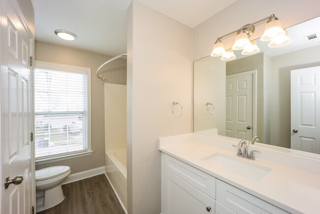 Building Photo - 10 Carlisle St