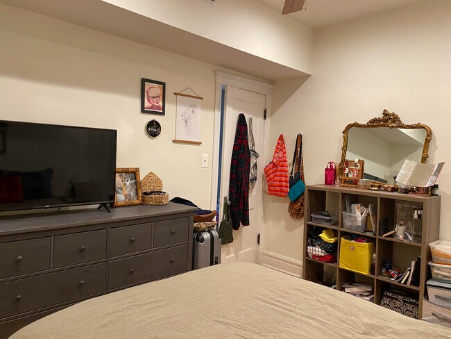 Building Photo - 1427 W Berwyn Ave