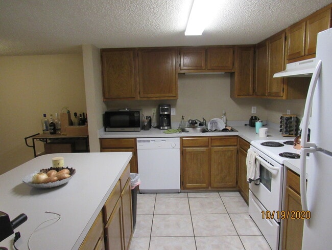 Building Photo - 1853 Whispering Oaks Ln