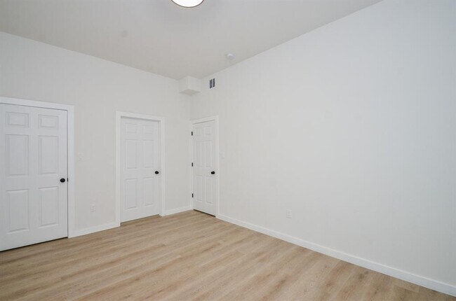 Building Photo - 405 Clearwater St