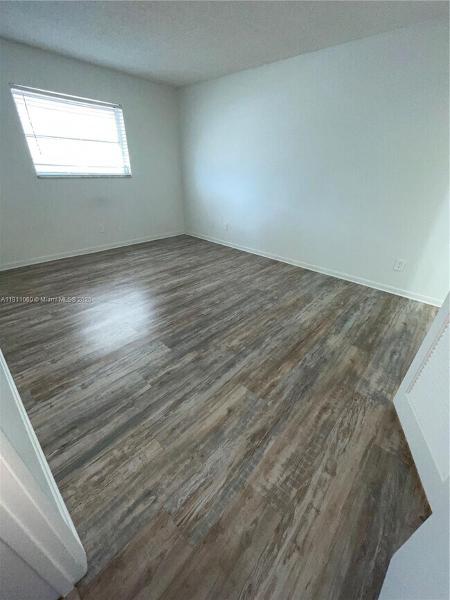 Building Photo - 227 Castlewood Dr