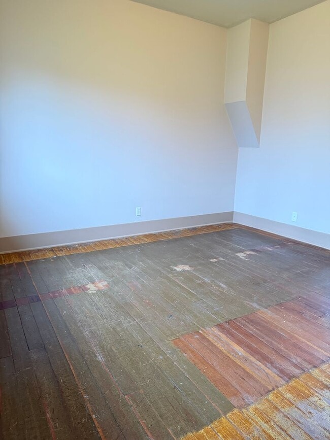 Building Photo - Large 2 bedroom 1 bath with bonus room