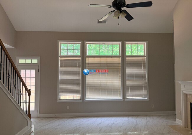 Building Photo - Spacious 4-bedroom house with fenced, FENCED backyard, Master on Main. Plus BONUS Room