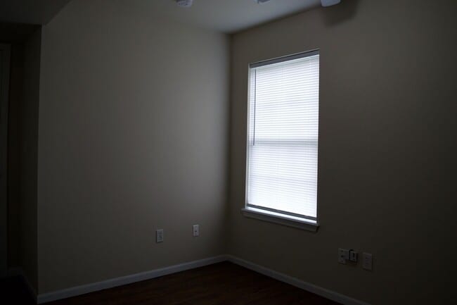 Building Photo - Nice 4 Bed 3 Bath Duplex!