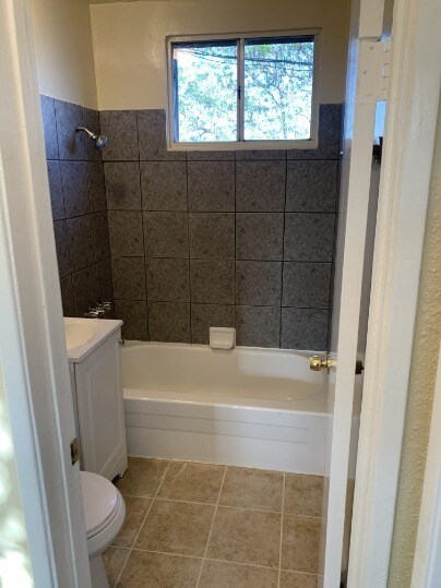 Building Photo - CHARMING 2-BEDROOM APARTMENT WITH NEW LAMI...